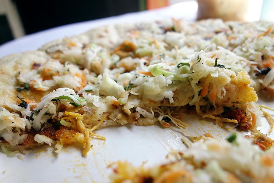 Pupusa con Chorizo, Championes, Pollo, Jalapeño y Queso