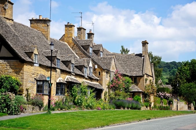 Pretty cottages along High Street, Broadway, Cotswolds, Worcestershire, England, UK, Western Europe.