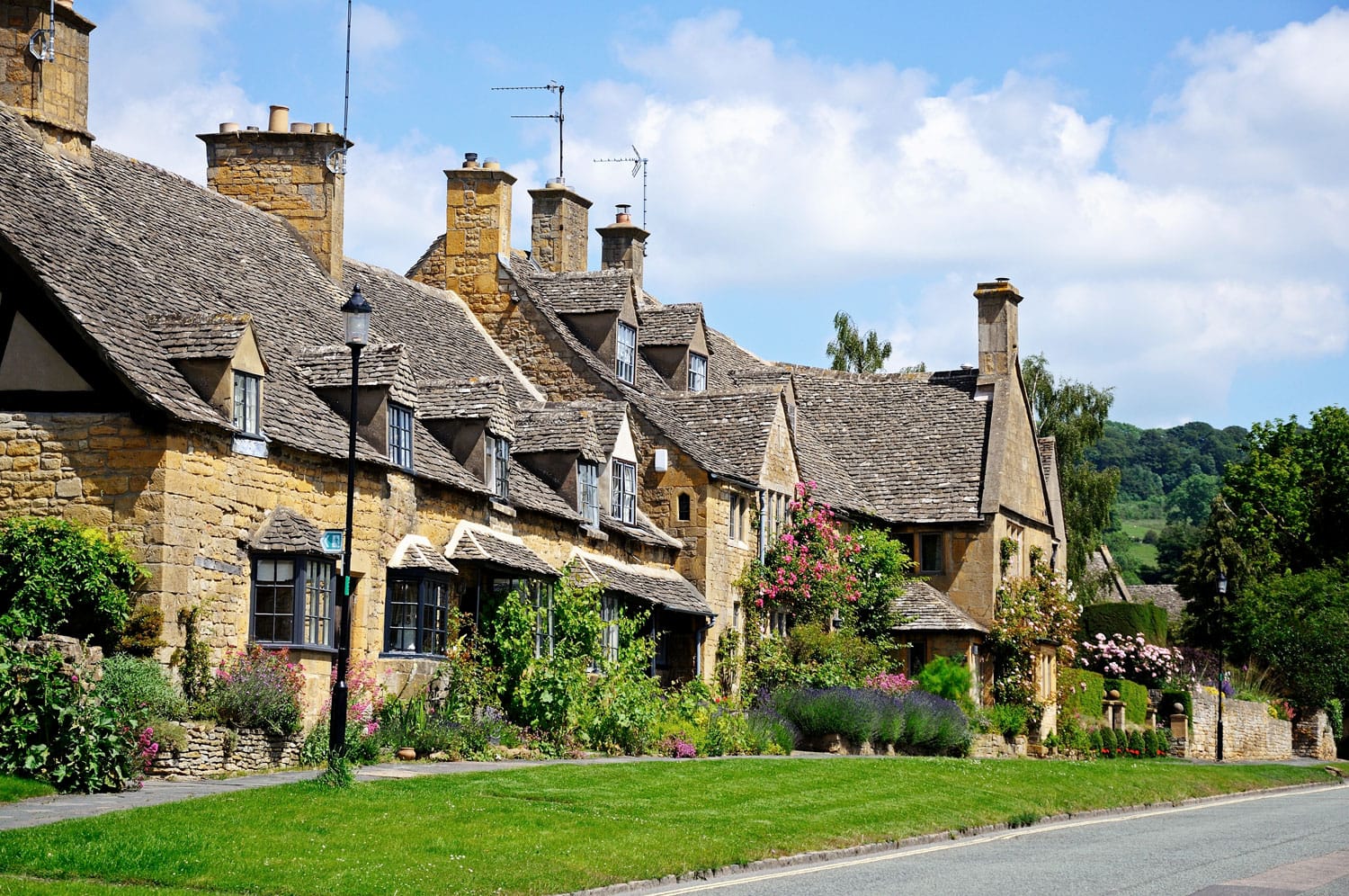 Pretty cottages along High Street, Broadway, Cotswolds, Worcestershire, England, UK, Western Europe.