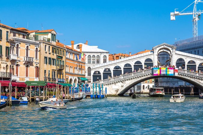 Ponte Rialto bridge in Venice, italy