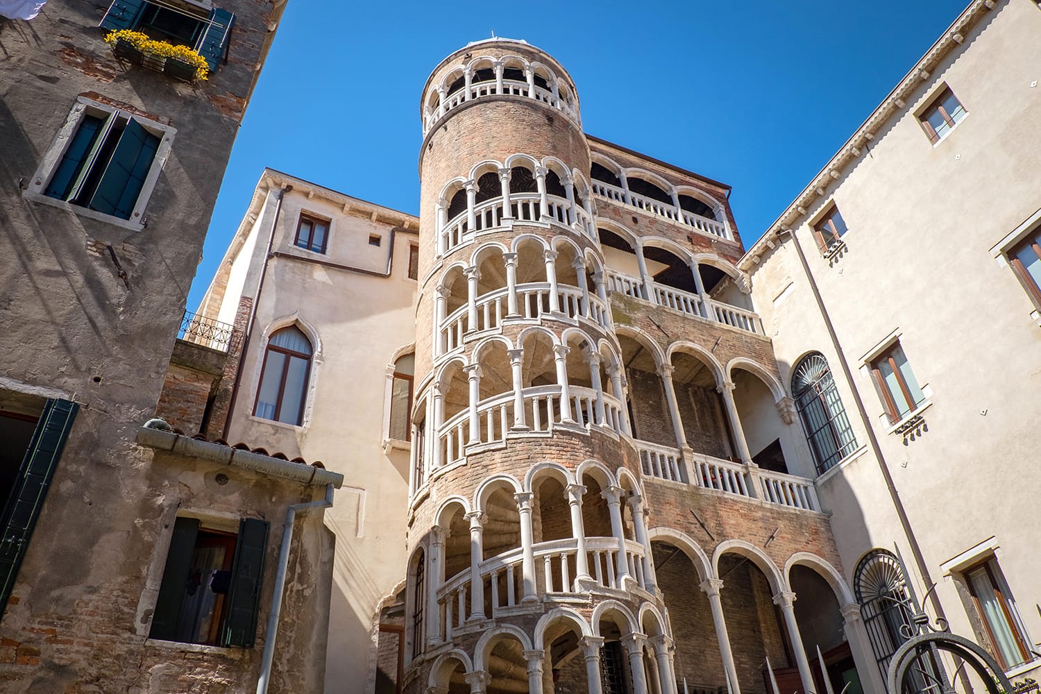 The Palazzo Contarini del Bovolo (also called the Palazzo Contarini Minelli dal Bovolo) is a small palazzo in Venice, Italy