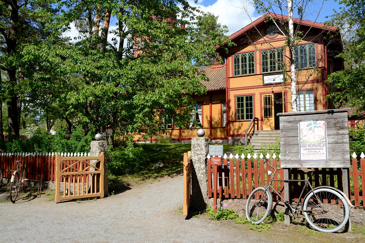 The Order House Brofästet originates from Tierp. It was built in 1895 by the Brofästet sobriety register within IOGT. It is located in Skansen in Stockholm.