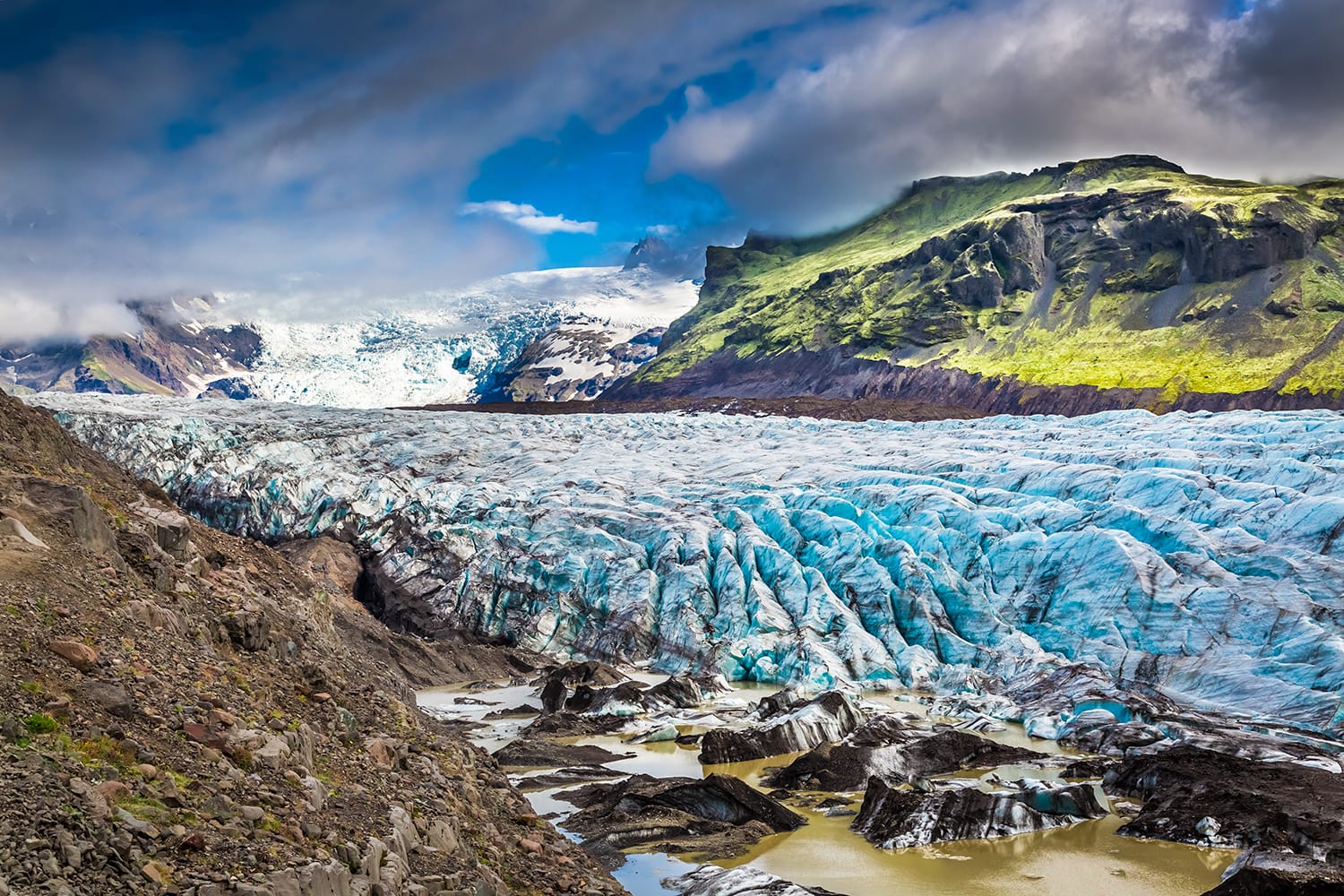 Stunning Vatnajokull glacier and mountains in Iceland
