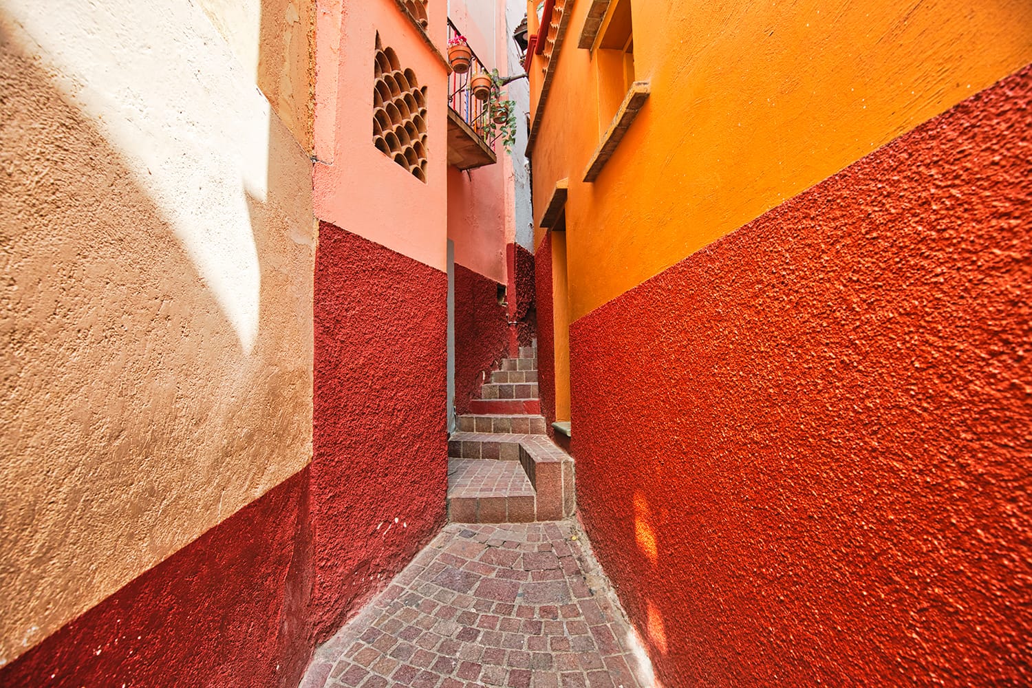 Famous Alley of the Kiss (Callejon del Beso) in Guanajuato, Mexico