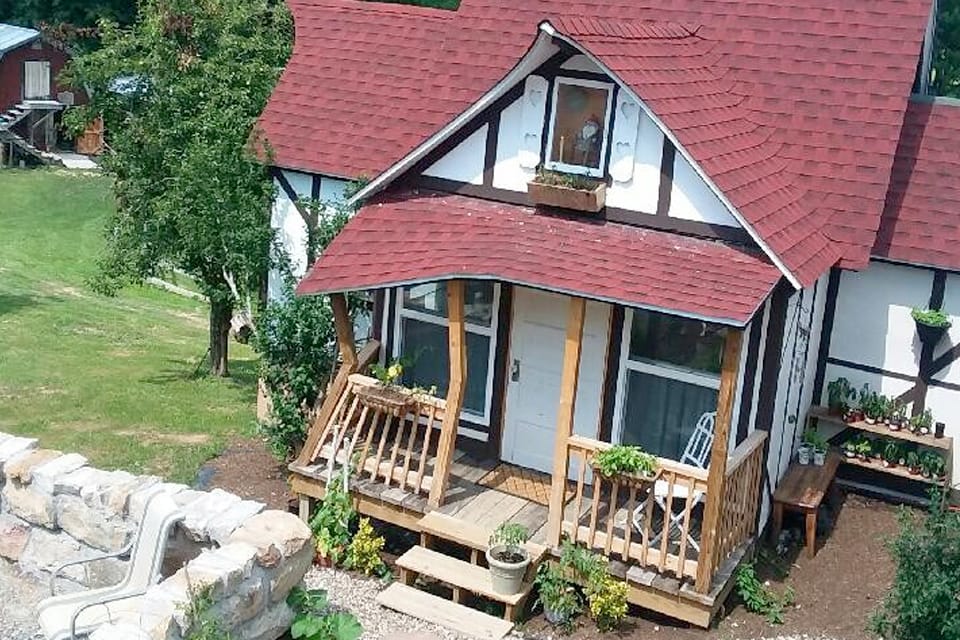 Airbnb cottage in West Virginia, USA