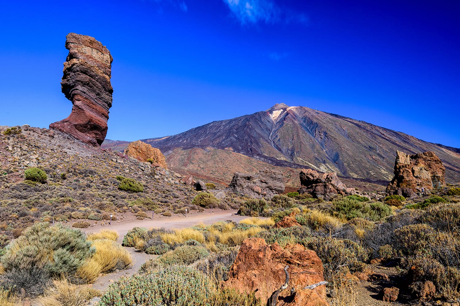Rock formations (Roque Cinchado) and Mount Teide in Teide National Park. Tenerife, Canary Islands, Spain
