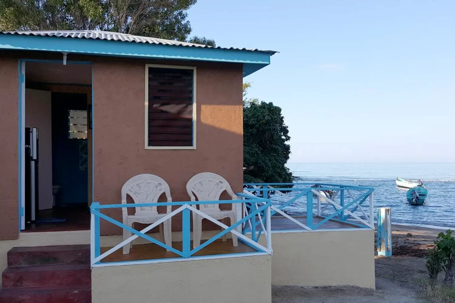 Outside view of guest house at Waikiki Guest House