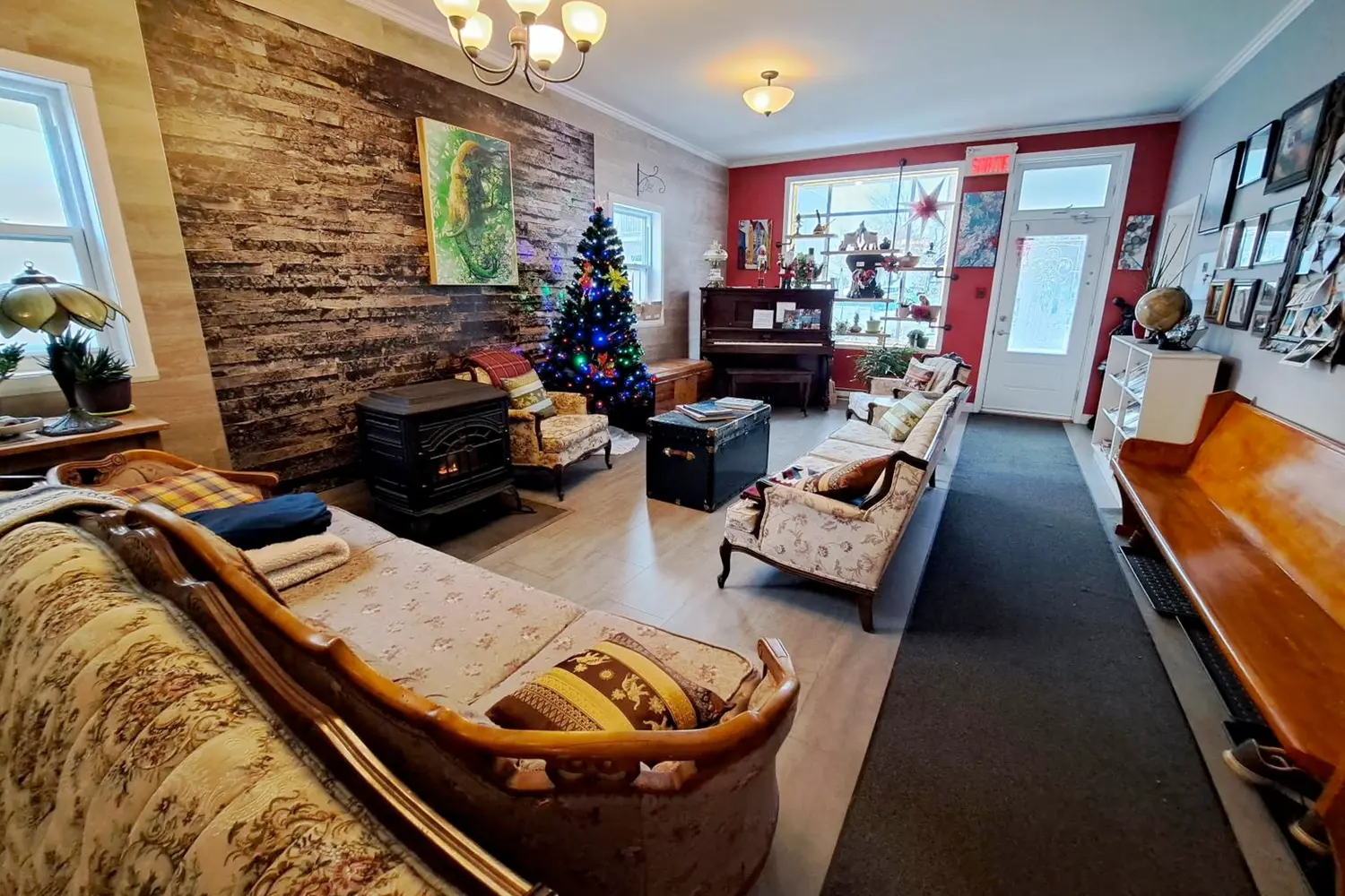 Common room at the Auberge Jeunesse à LouLou’s Backpacker Hostel in Quebec, Canada