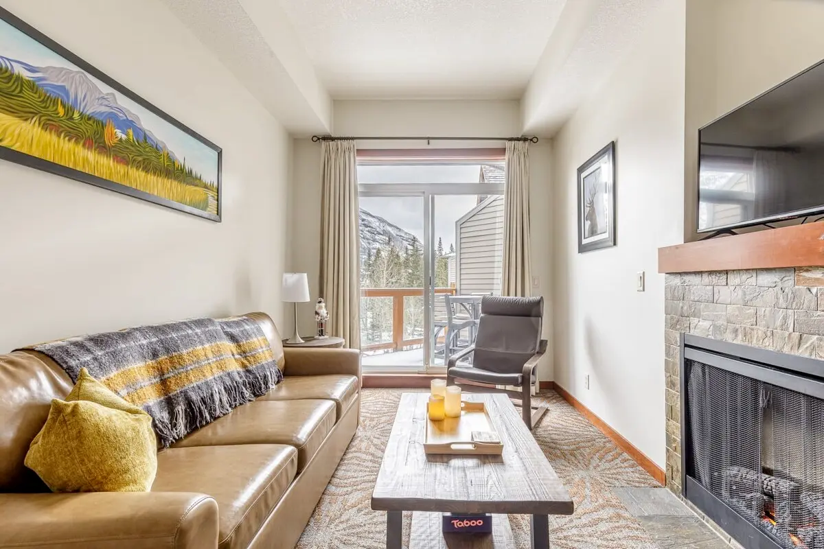 Canmore Airbnb With A/C and Shared Pool