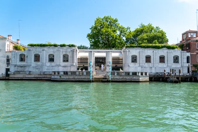 Peggy Guggenheim exhibition building with greenery along the Venetian canal