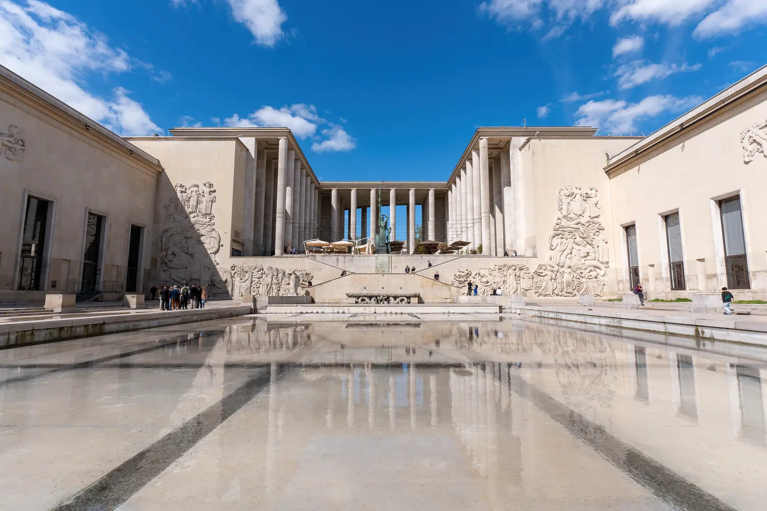 Building housing the Musee dArt Moderne de Paris (Museum of Modern Art of the City of Paris) and the Palais de Tokyo