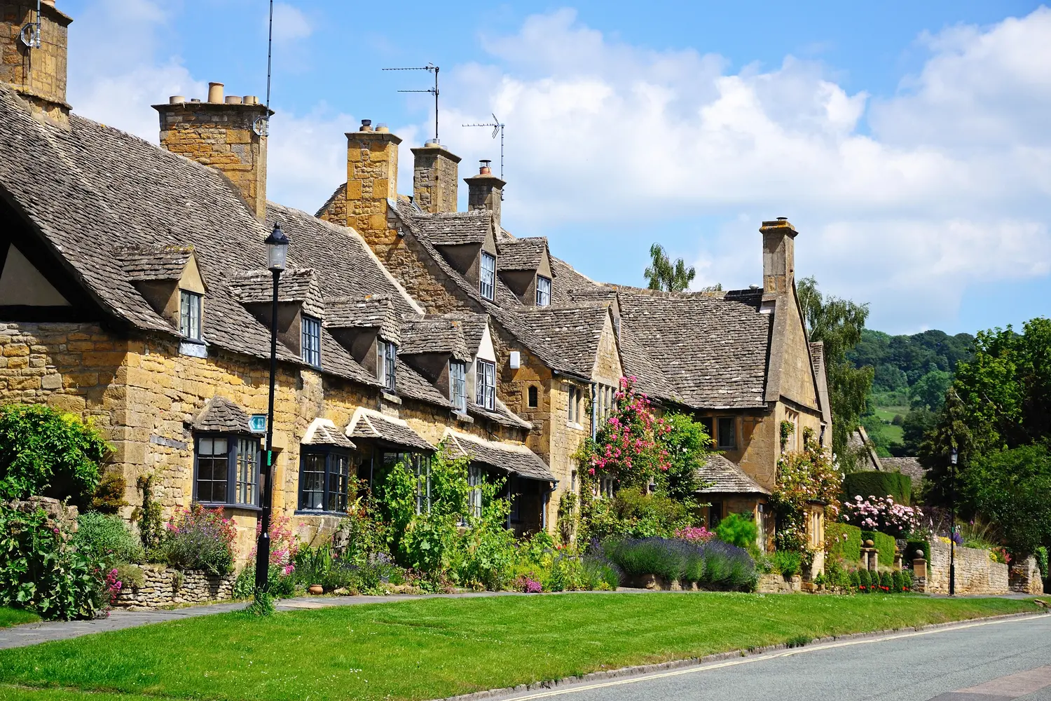 Pretty cottages along High Street, Broadway.