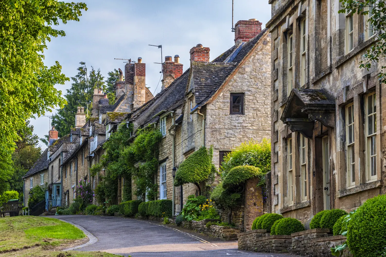 Quaint Cotswold romantic stone cottages on The Hill, in the lovely Burford village, Cotswolds, Oxfordshire, England