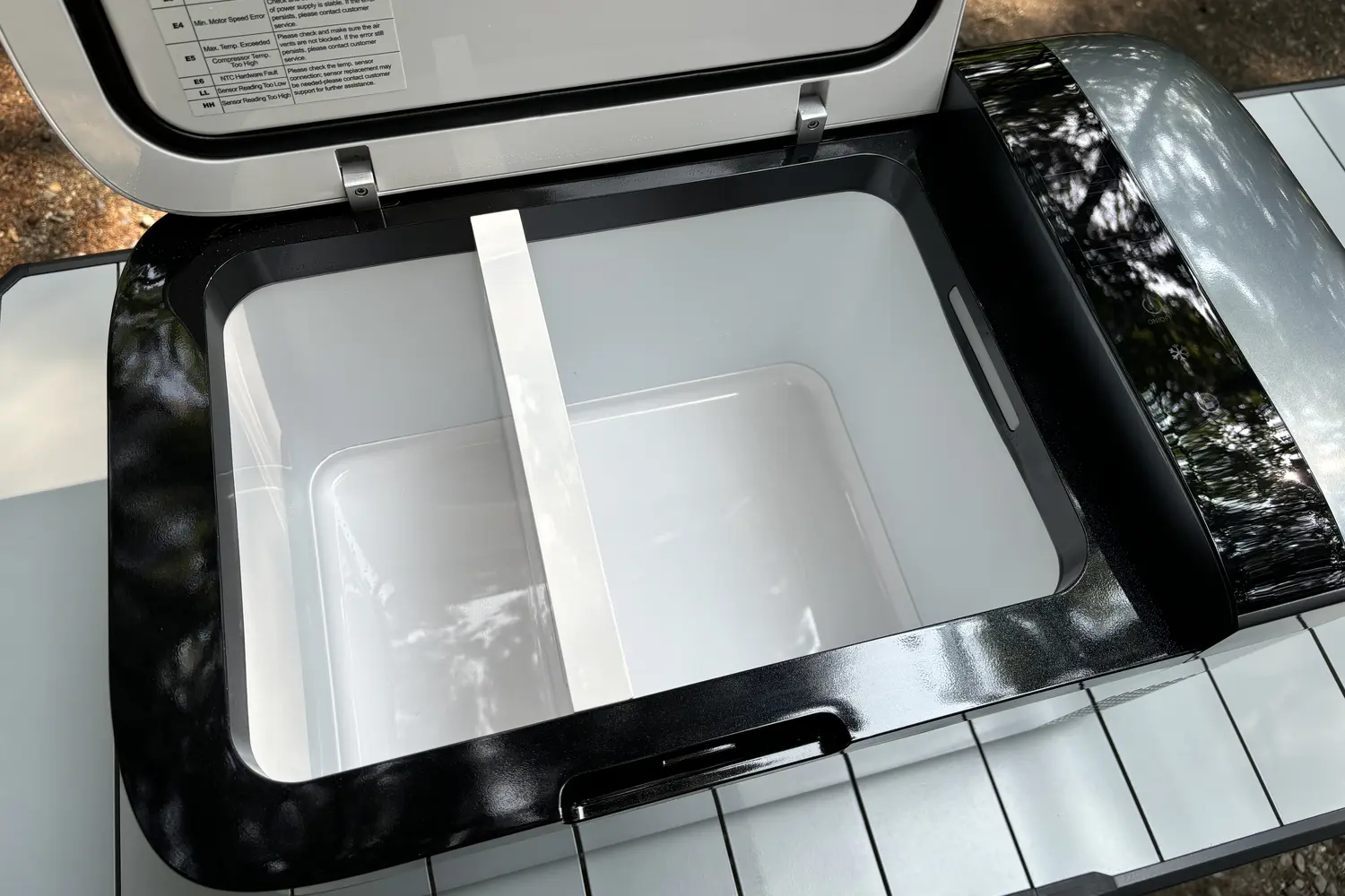 Interior ICECO GO20 car fridge