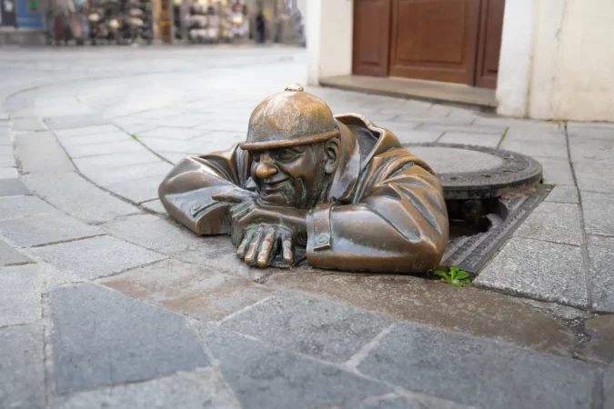 Man at Work Sculpture (Cumil by Viktor Hulík , 1997) in Bratislava, Slovakia