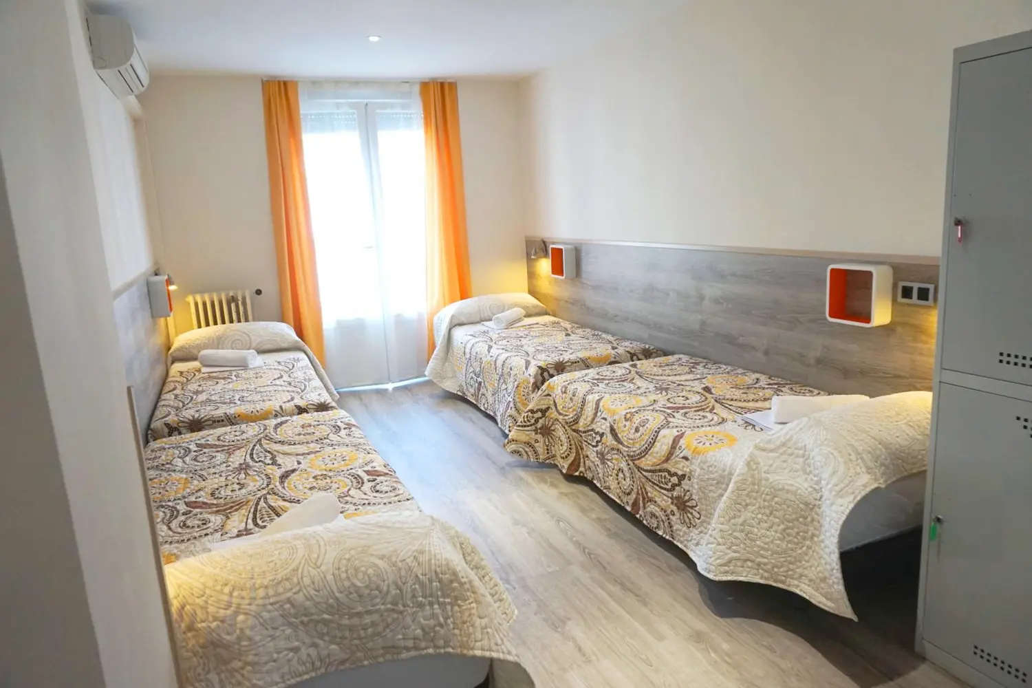 Dorm room at Mucho Madrid
