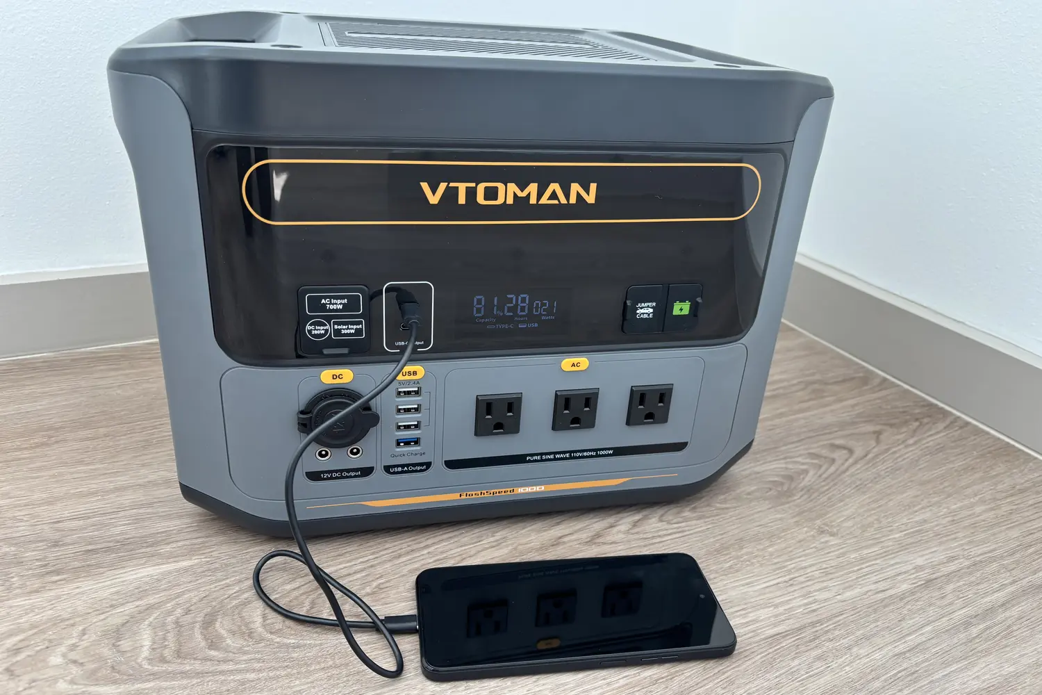 VTOMAN FlashSpeed 1000 Power Station charging a phone