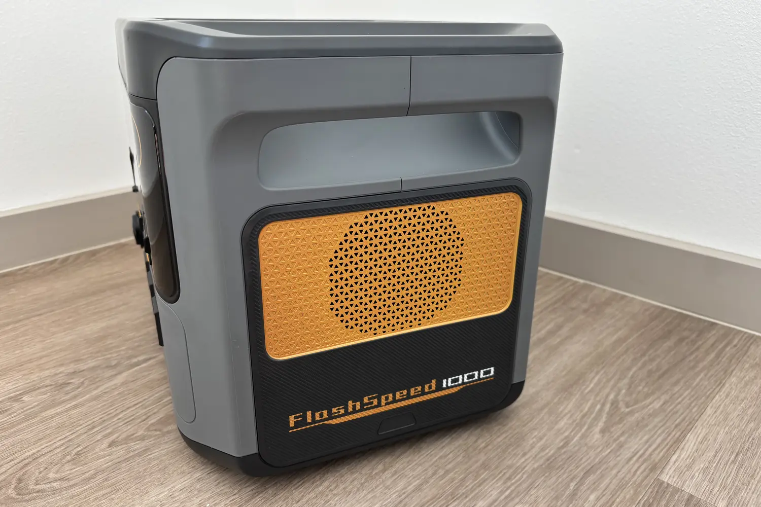 Fan output of the VTOMAN FlashSpeed 1000 Power Station
