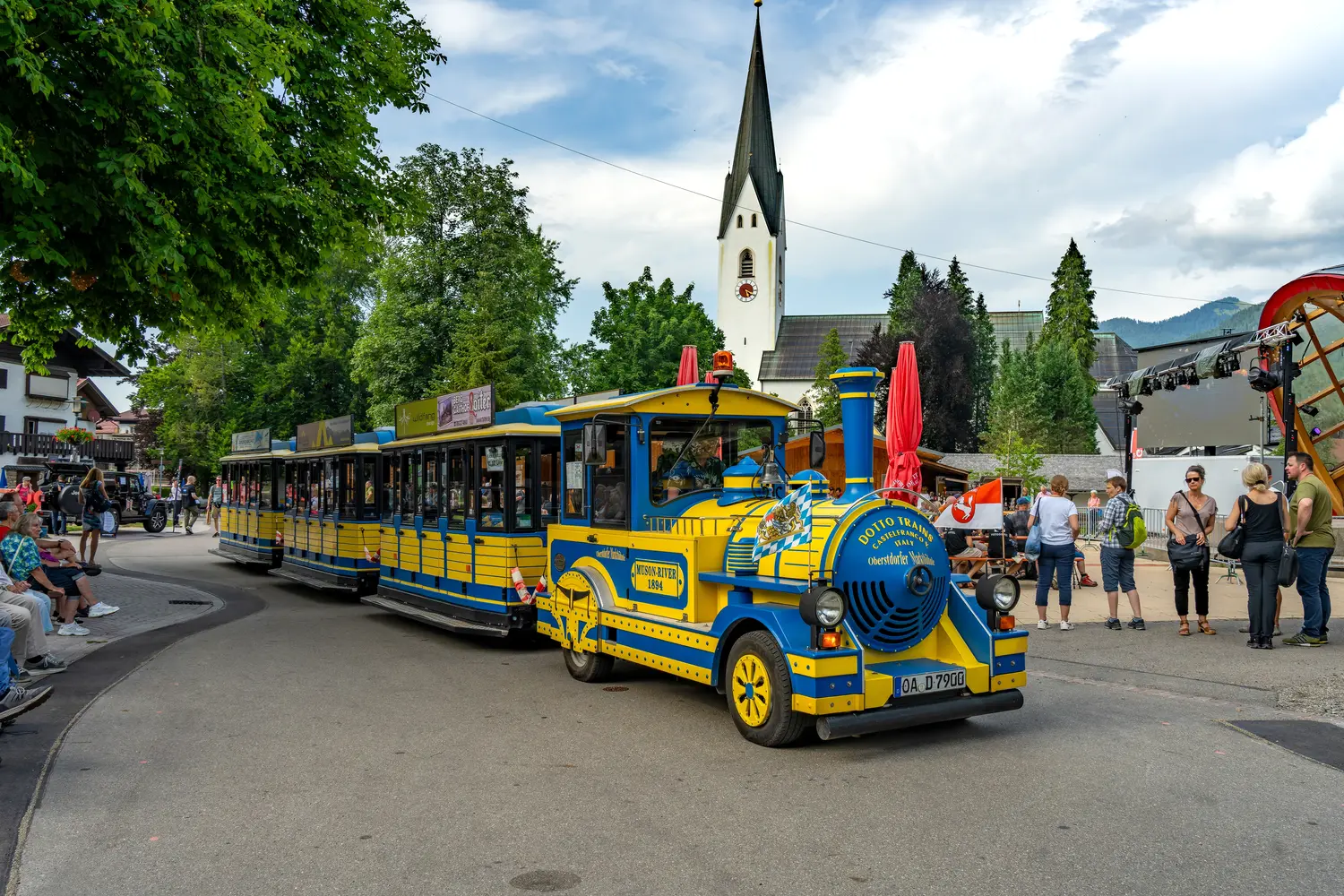 Oberstdorfer Marktbähnle can be seen in front of the church St. Johannes Baptist