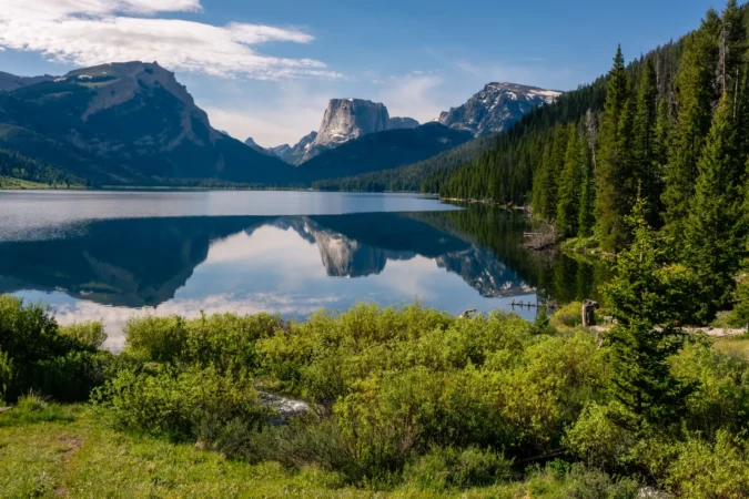 Lower Green River Lake with Squaretop Mountain in the distance. Part of the Wind River mountain range in the Bridger-Teton National Forest near Pinedale, Wyoming, USA.