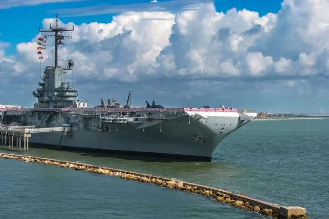 USS Lexington dockt in Corpus Christi, Texas